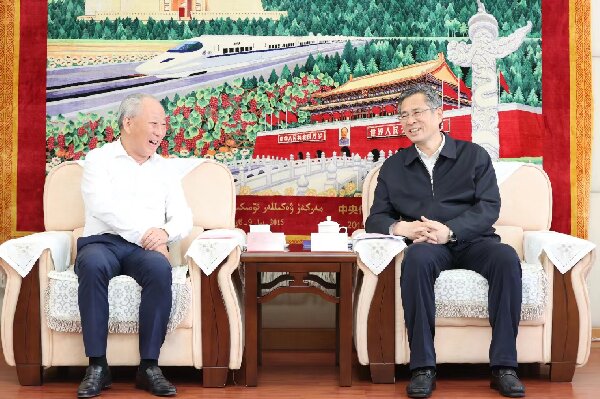 20230524嚴介和、嚴昊與新疆維吾爾自治區黨委副書記、烏魯木齊市委書記何忠友會談2_proc.jpg