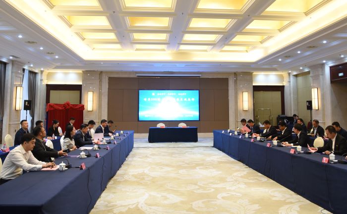 嚴昊與新疆伊犁州伊寧市簽訂戰略合作協議5.jpg