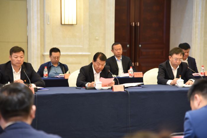 嚴昊與新疆伊犁州伊寧市簽訂戰略合作協議2.jpg