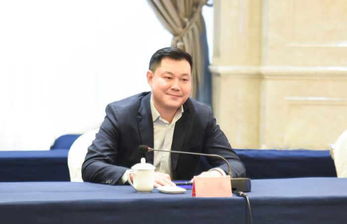 嚴昊與新疆伊犁州伊寧市簽訂戰略合作協議1.jpg