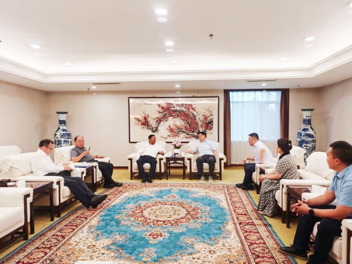 7月1日嚴(yán)昊與新疆博州黨委副書記、州長巴音克西會談1.jpg