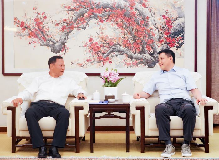 7月1日嚴(yán)昊與新疆博州黨委副書記、州長巴音克西會談.jpg
