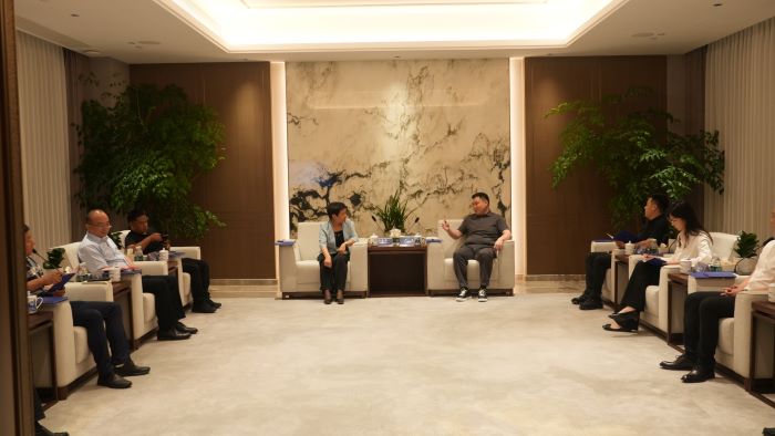 嚴昊與山東省東營市東營區委副書記、區長燕雪英會談.jpg