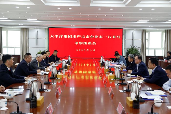2月27日，與阿克蘇地區烏什縣委書記顏畫會談1.jpg